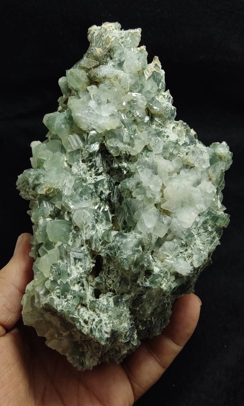 Periclene Albite with byss-olite inclusions 1300 grams