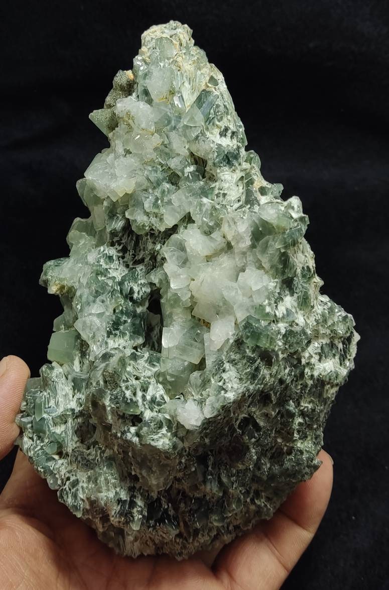 Periclene Albite with byss-olite inclusions 1300 grams