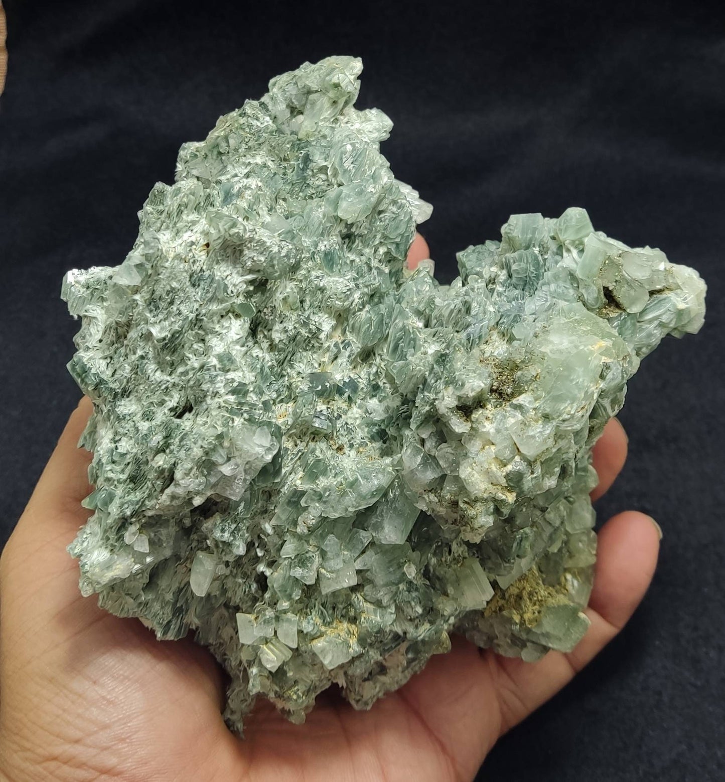 Periclene Albite with byss-olite inclusions 1050 grams