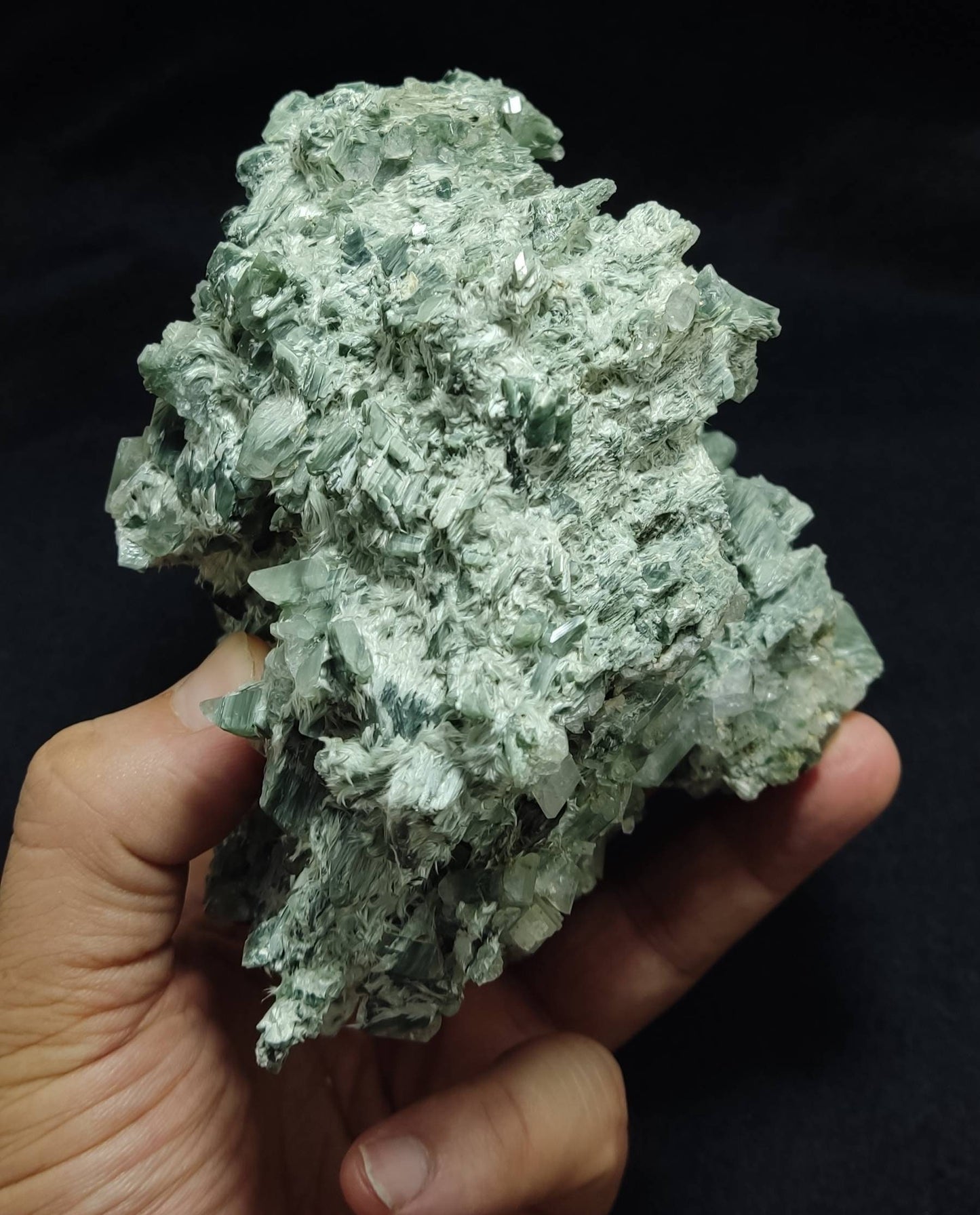 Periclene Albite with byss-olite inclusions 1050 grams