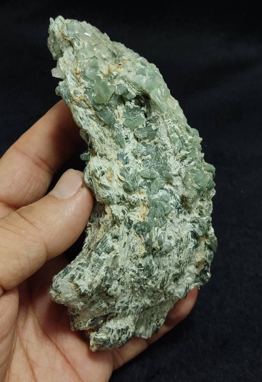 Periclene Albite with byss-olite inclusions 318 grams