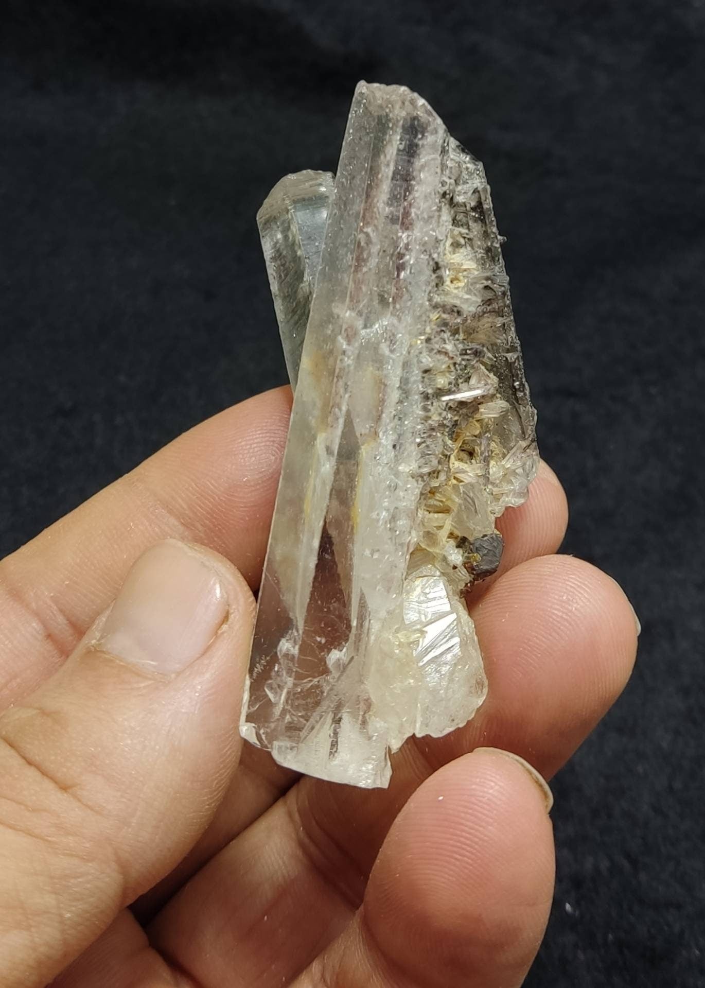 An amazing lodolite quartz twin crystals specimen 56 grams