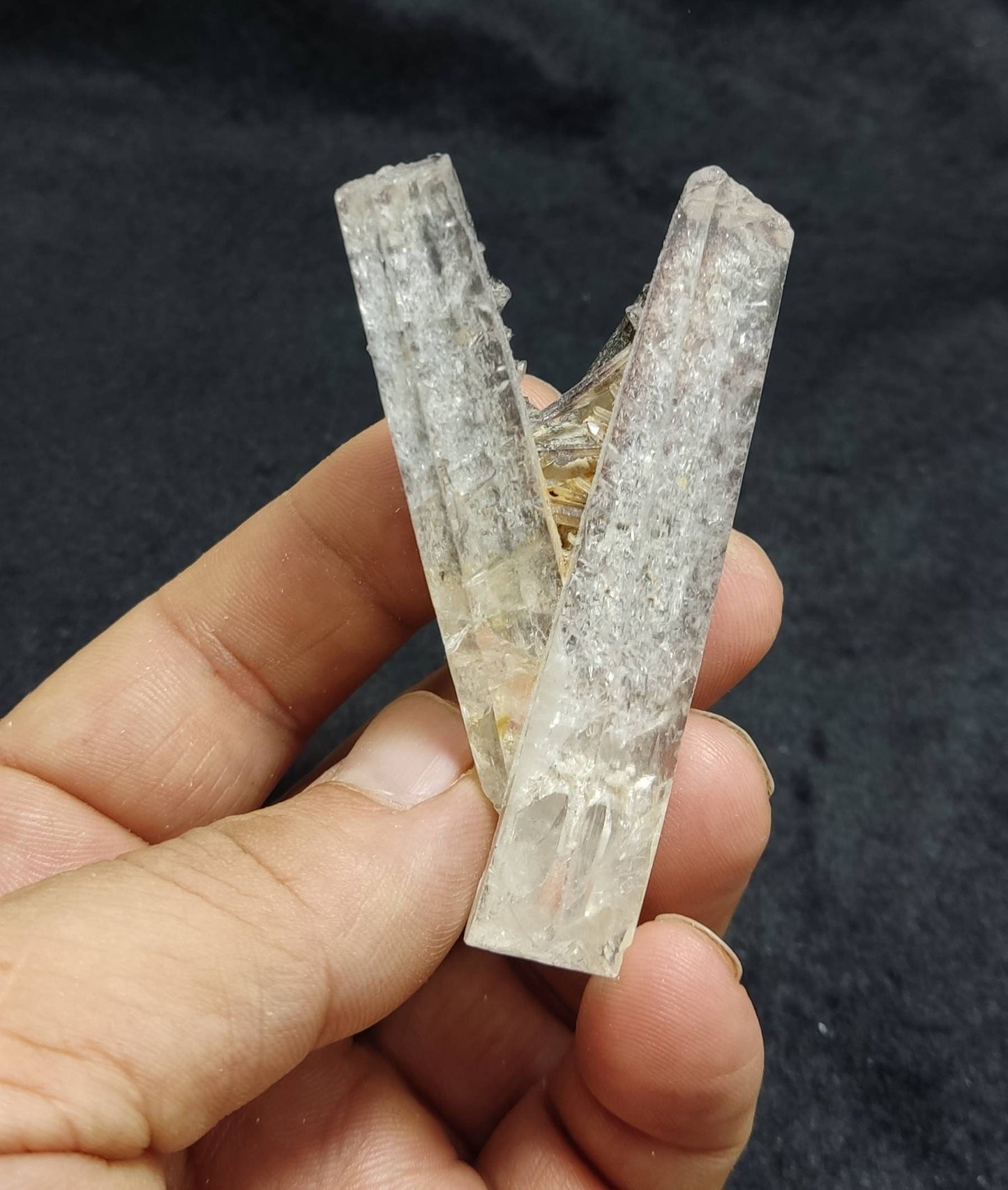 An amazing lodolite quartz twin crystals specimen 56 grams