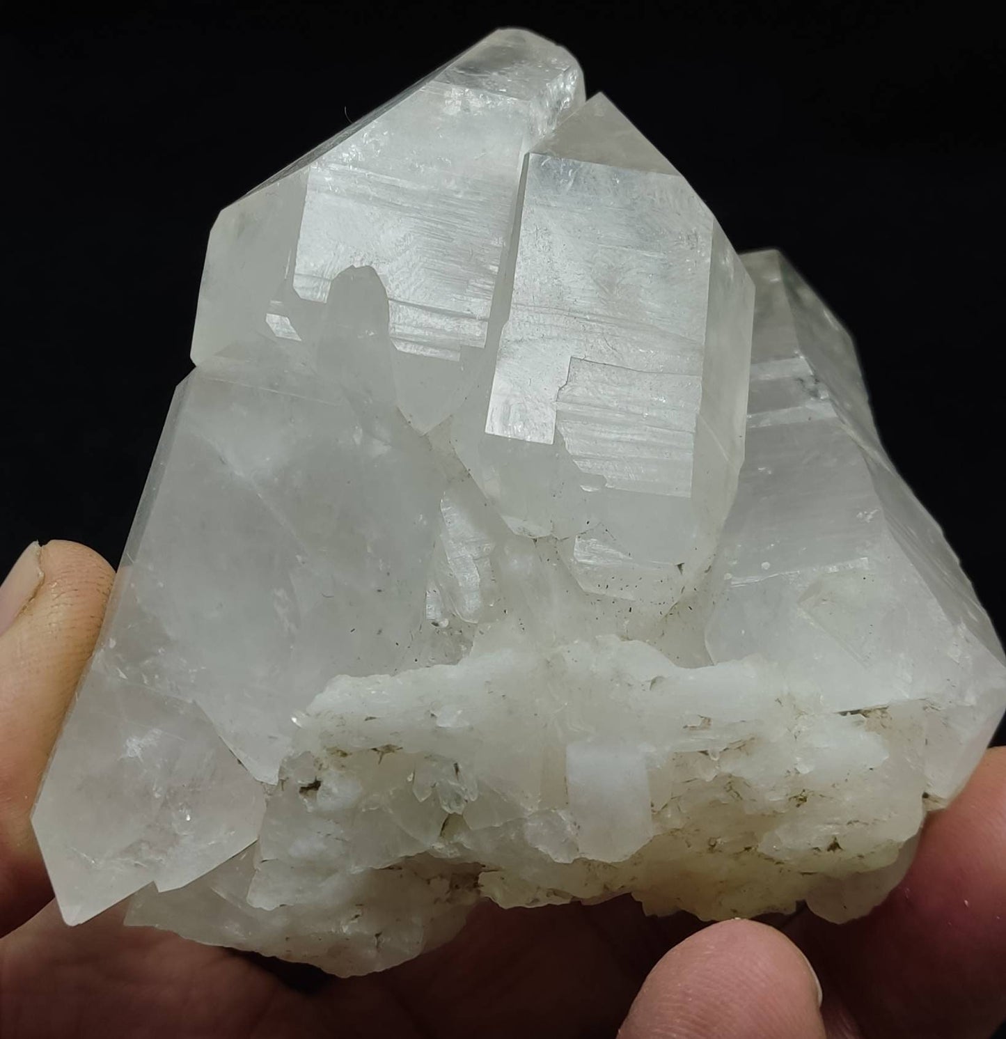 An amazing specimen of beautifully terminated quartz Crystals 433 grams