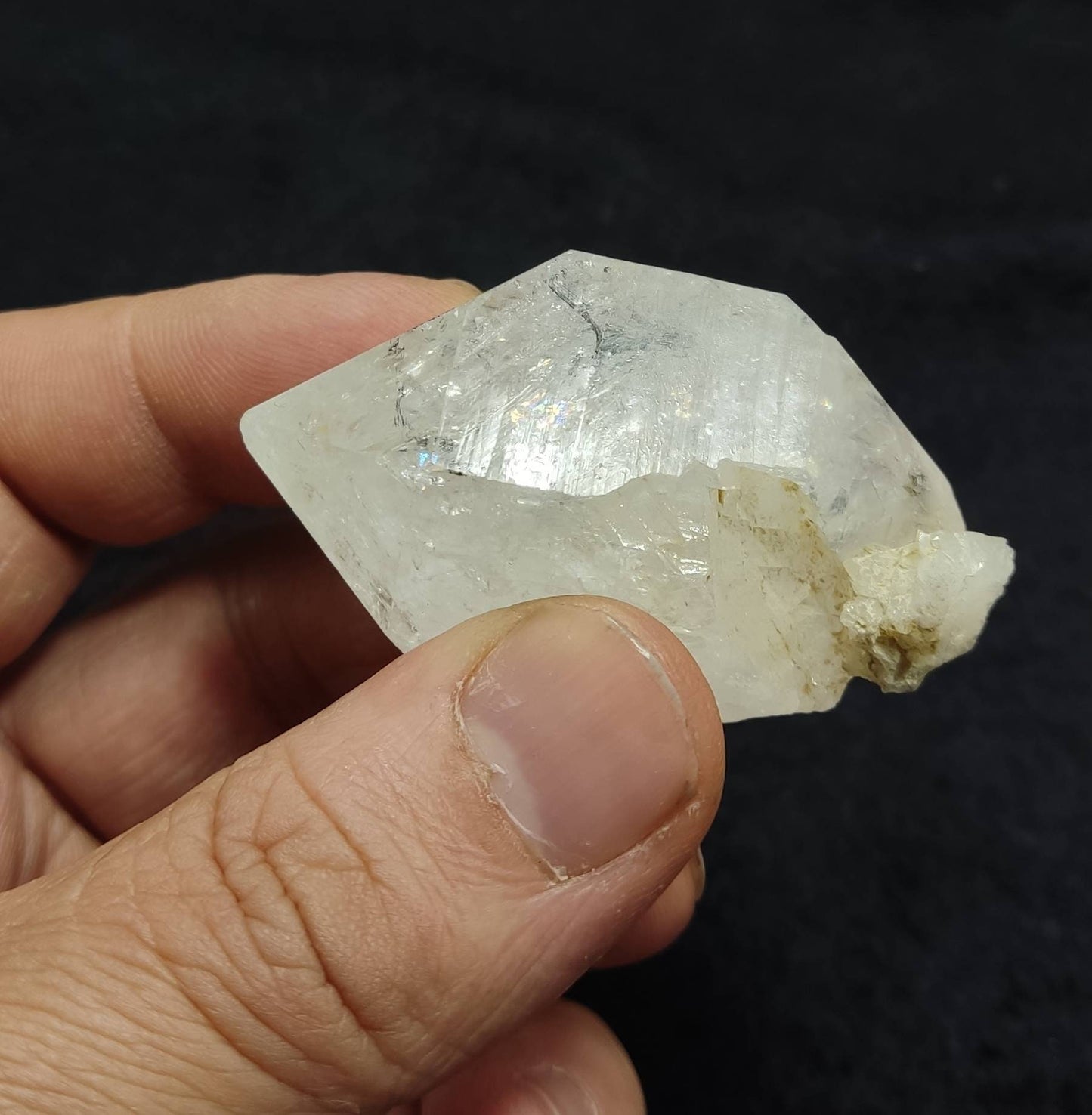 An Aesthetic terminated enhydro Quartz Crystal with moving bubble  54 grams