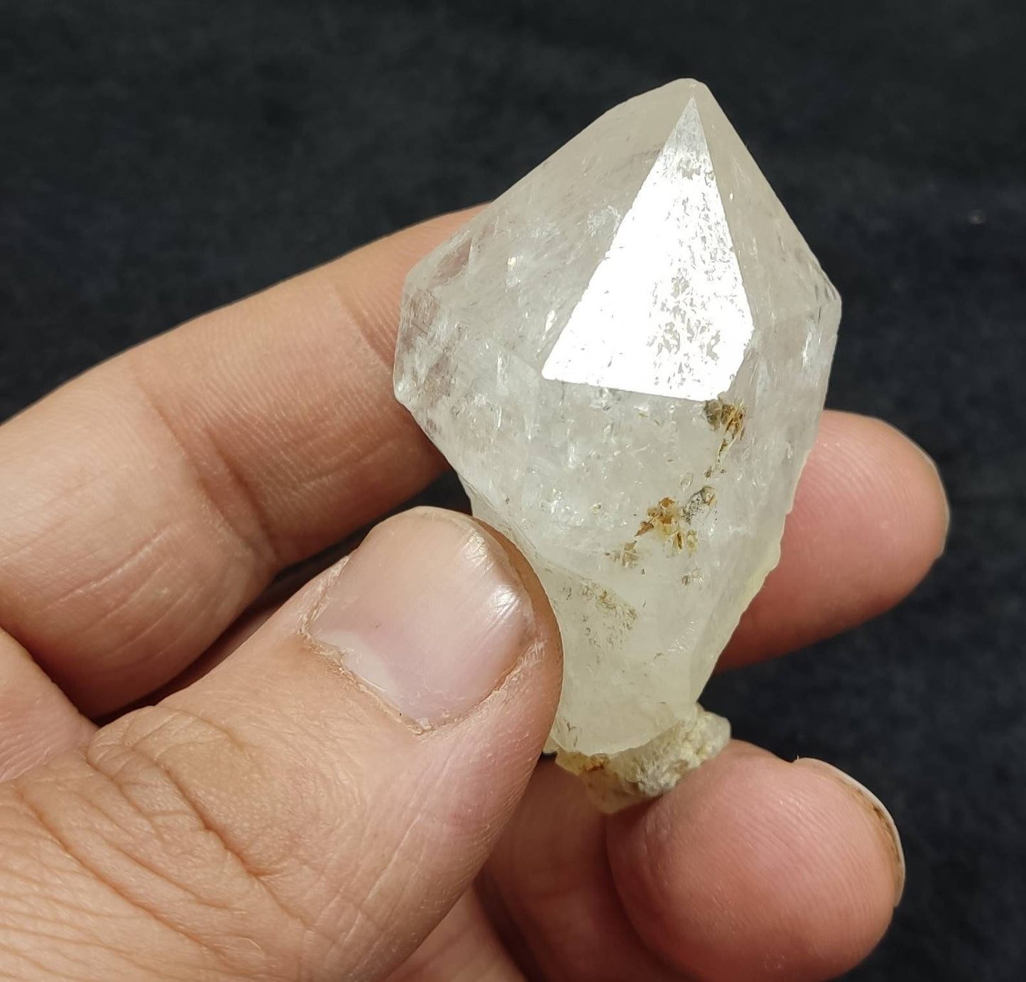 An Aesthetic terminated enhydro Quartz Crystal with moving bubble  54 grams