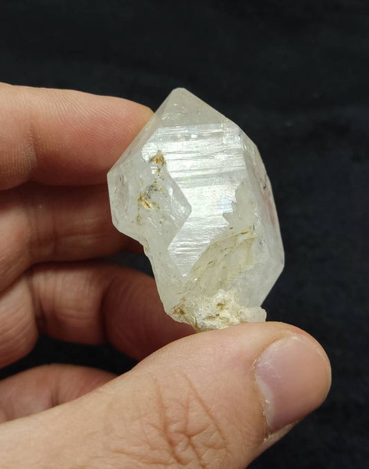 An Aesthetic terminated enhydro Quartz Crystal with moving bubble  54 grams