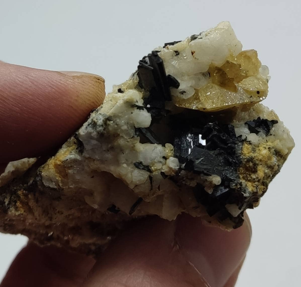 Titanite sphene with actinolite or aegirine on matrix 81 g