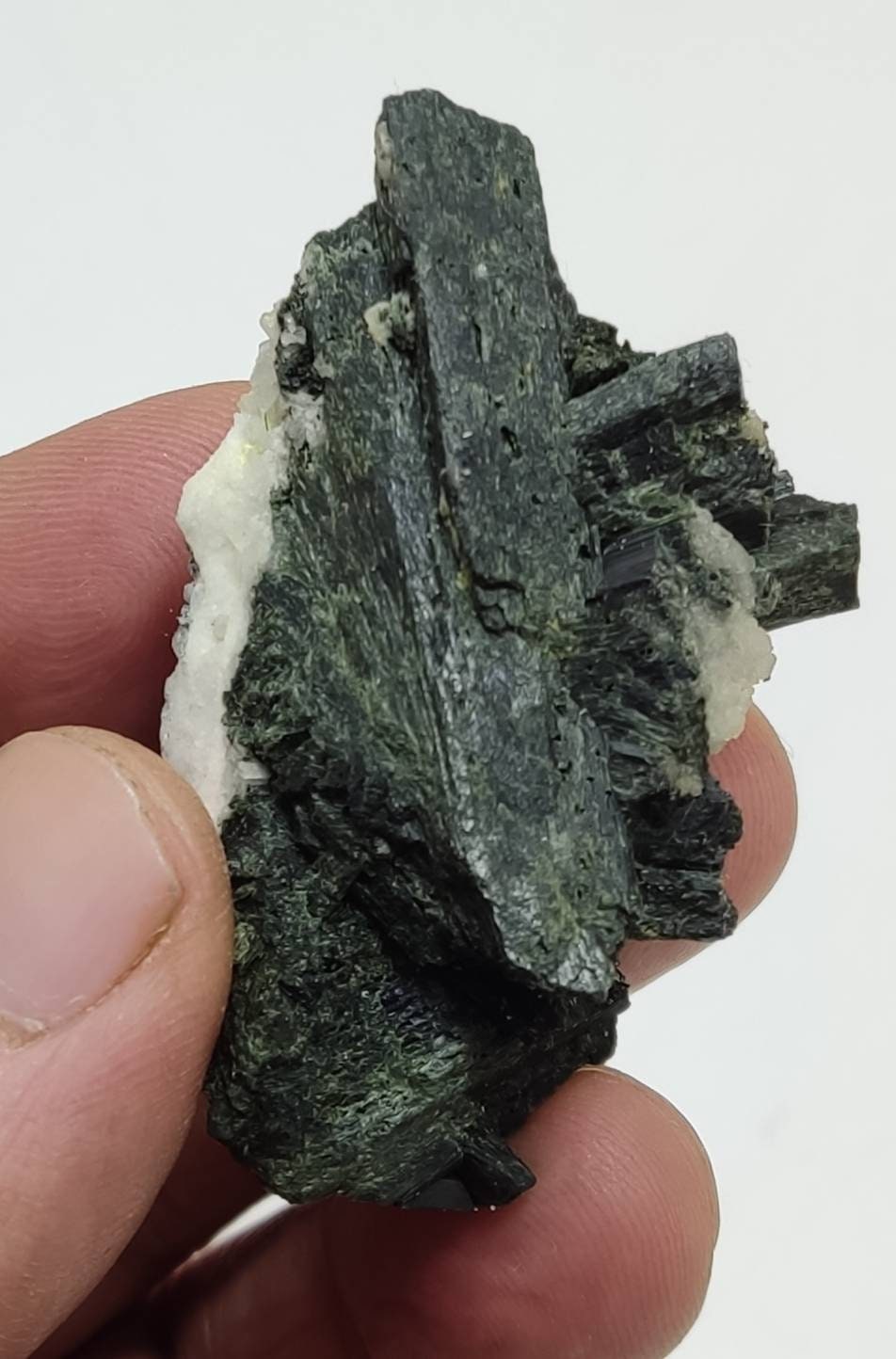 Single beautiful aesthetic aegirine crystals cluster specimen 39 grams