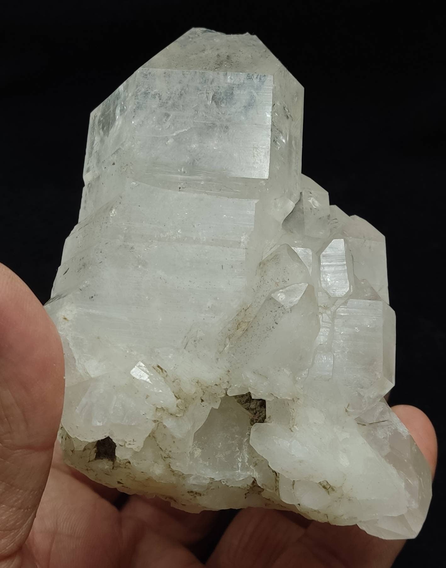 An amazing specimen of beautifully terminated quartz Crystals 433 grams