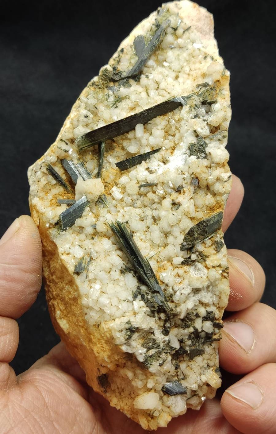 Single beautiful aesthetic aegirine crystals specimen 284 grams