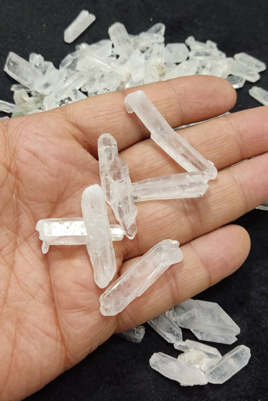 An amazing lot of clear quartz crystals 277 grams