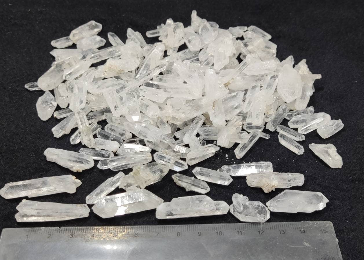 An amazing lot of clear quartz crystals 277 grams