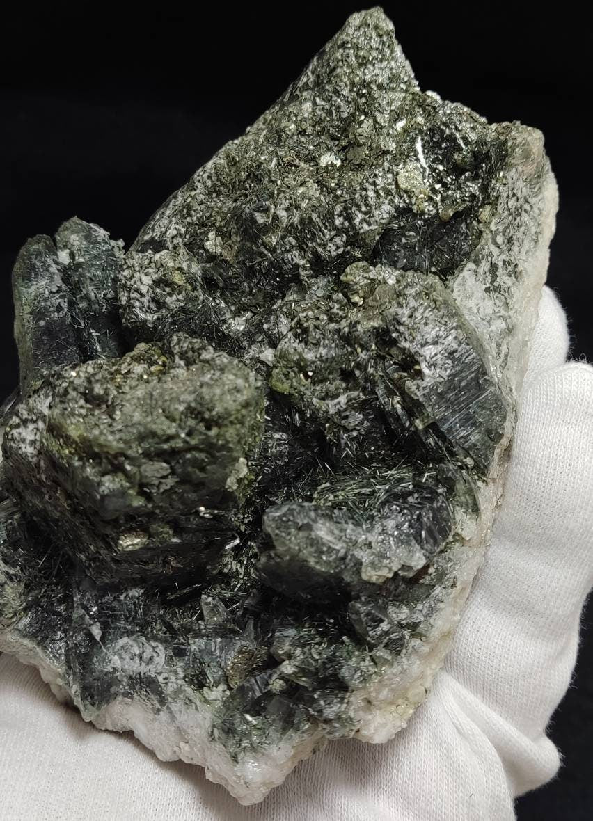 Chlorite Quartz crystal specimen 770 grams