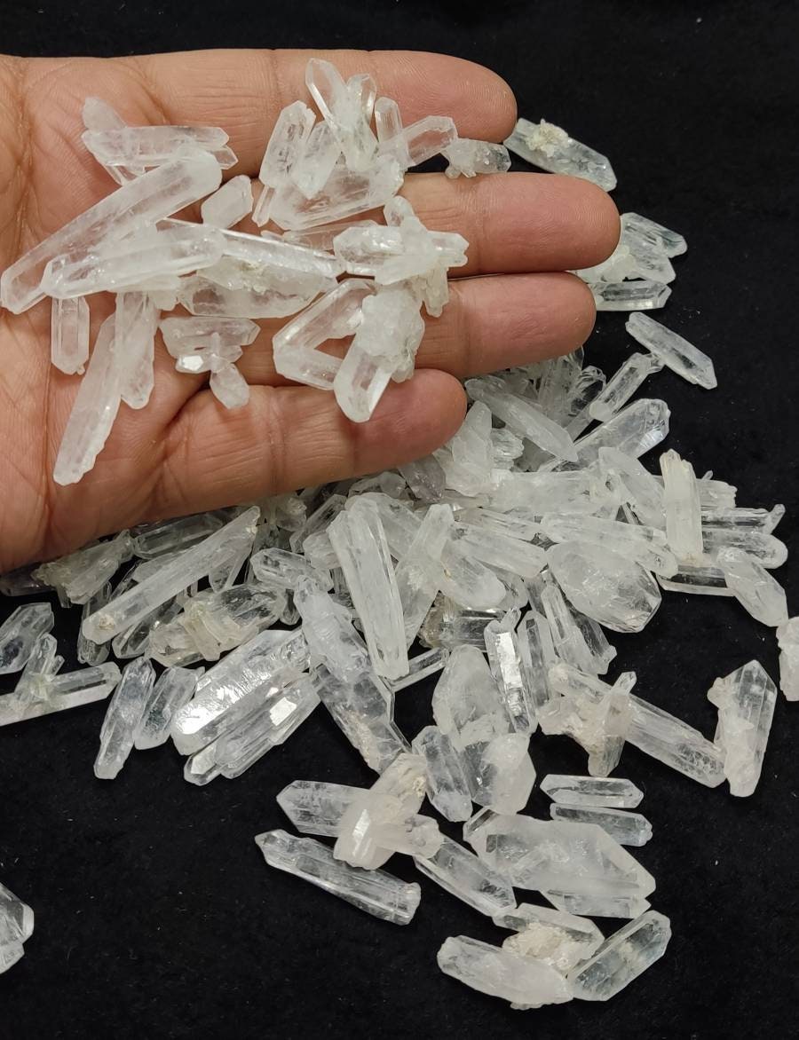 An amazing lot of clear quartz crystals 277 grams