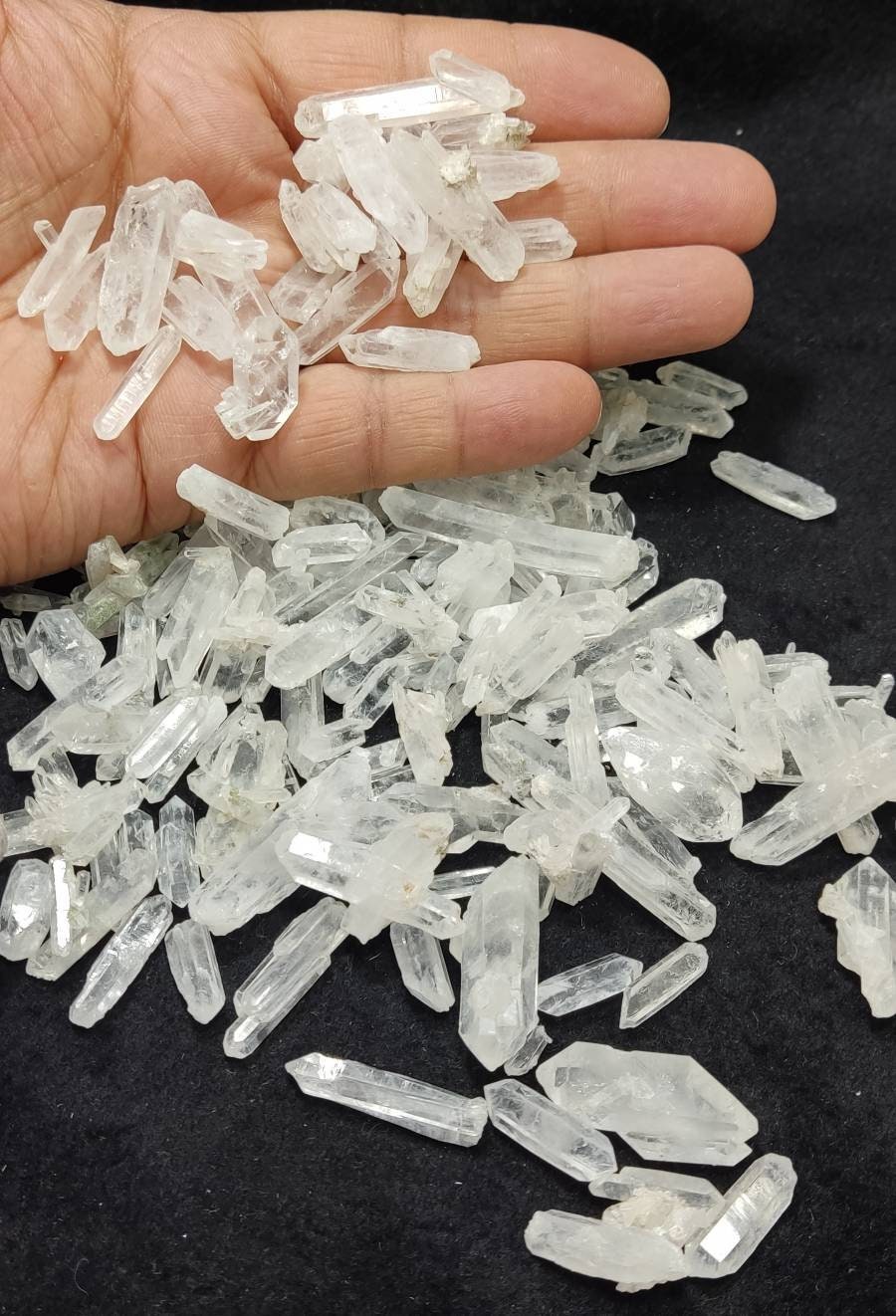 An amazing lot of clear quartz crystals 277 grams