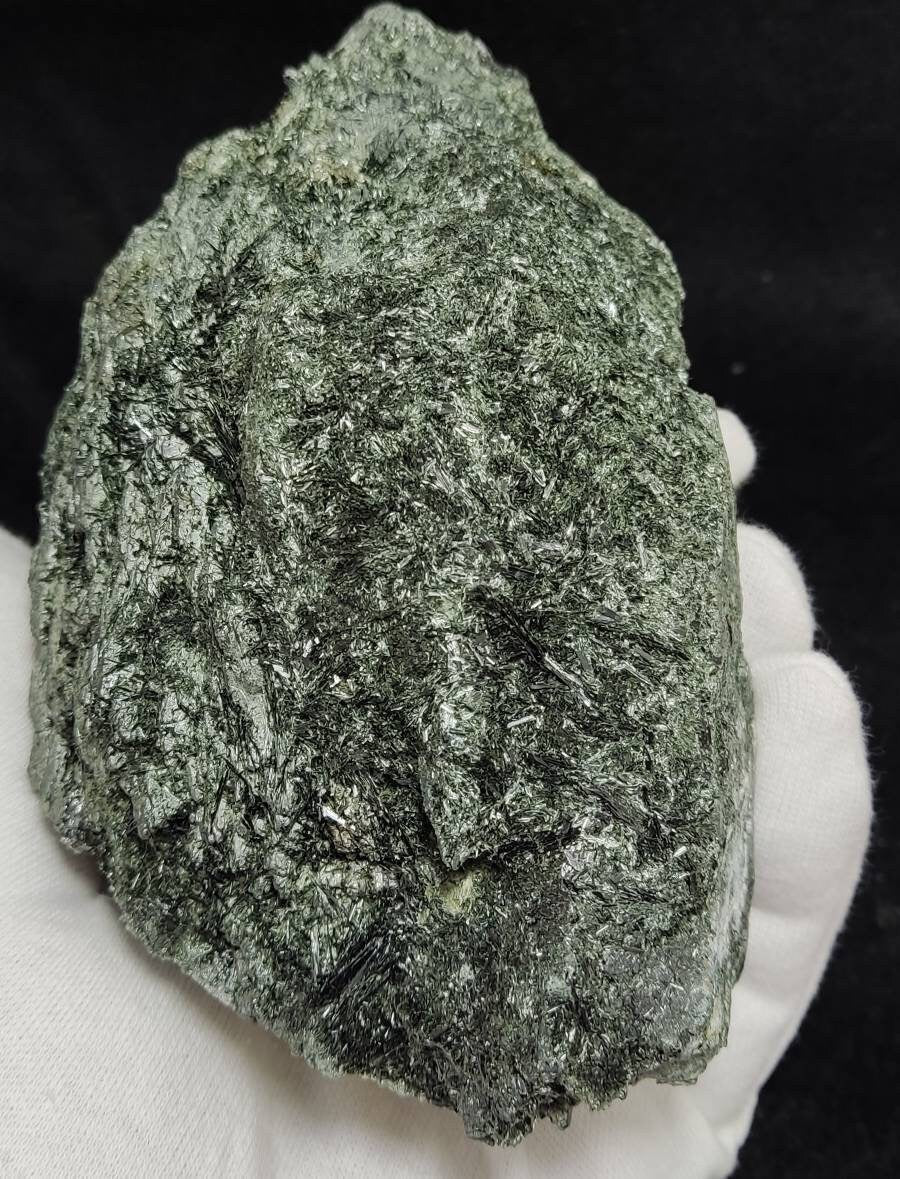 Very unique Chlorite Quartz crystal specimen 852 grams