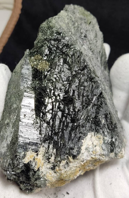 Very unique Chlorite Quartz crystal specimen 852 grams