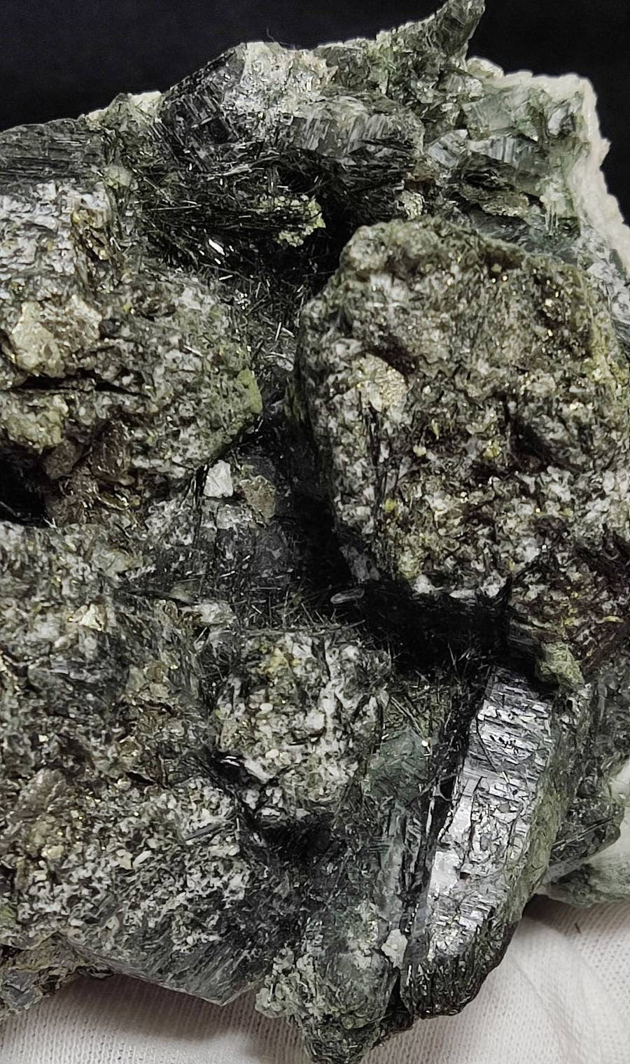 Chlorite Quartz crystal specimen 770 grams