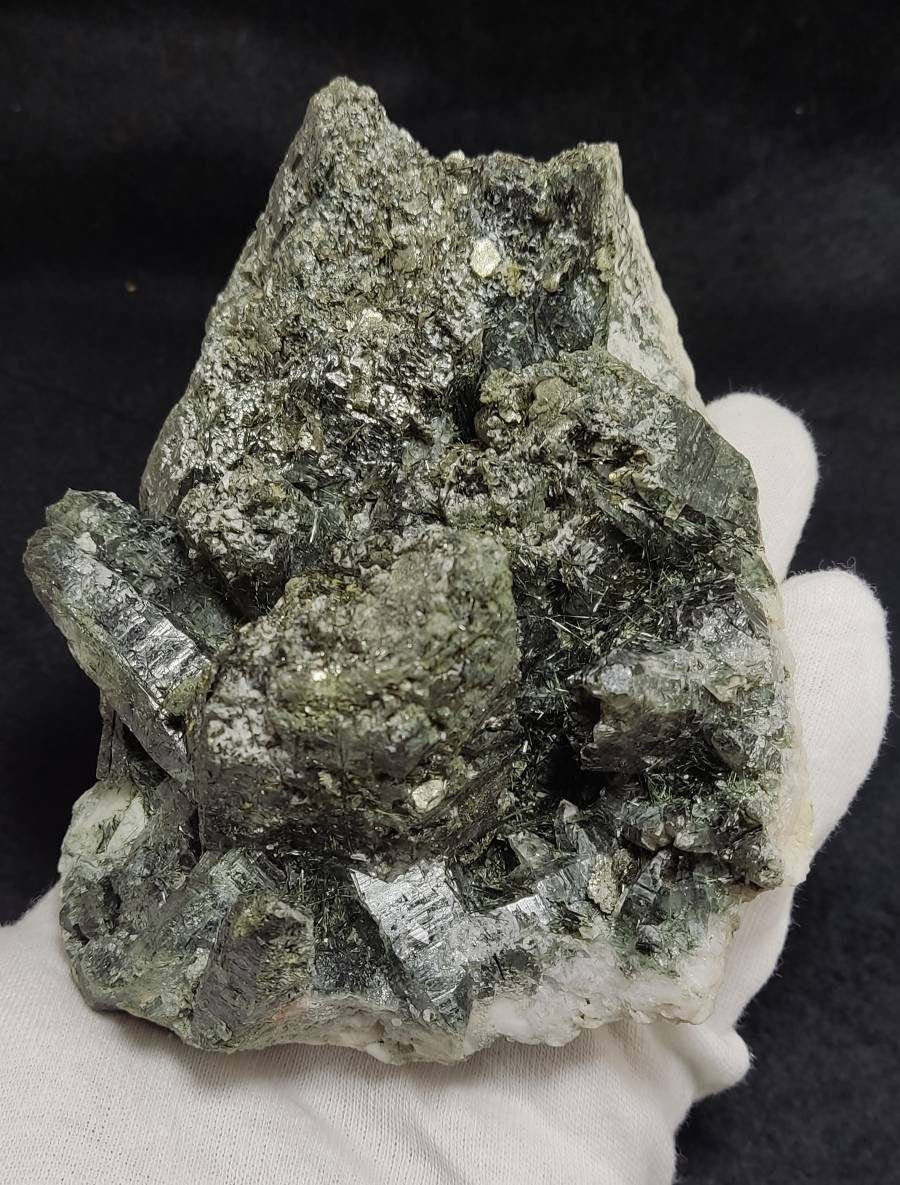 Chlorite Quartz crystal specimen 770 grams