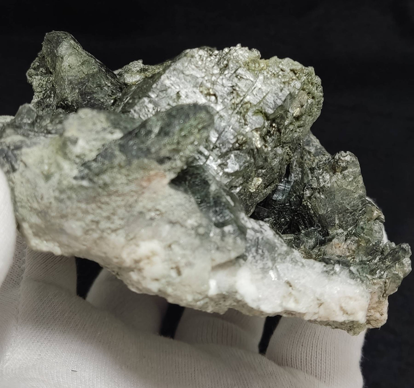 Chlorite Quartz crystal specimen 770 grams
