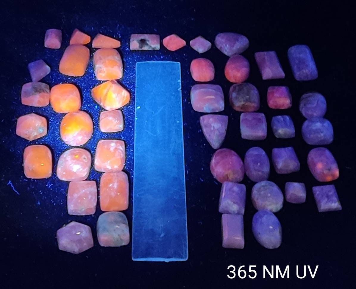 45 pieces Tenebrescent UV reactive fluorescent Hackmanite cabochons 850  carats