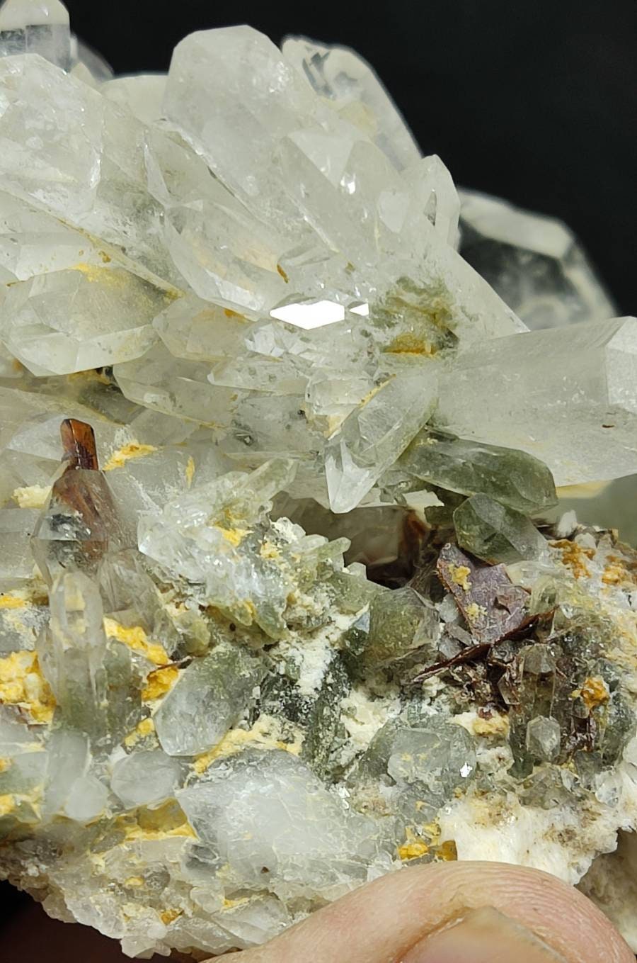 An amazing specimen of beautiful Quartz Crystal specimen with brookite and chlorite 638 grams