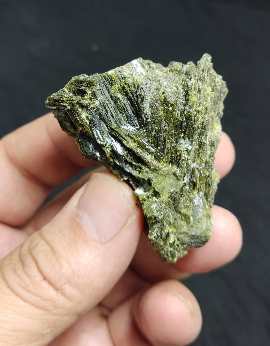 An Amazing specimen of lusterous Epidote crystal 66 grams
