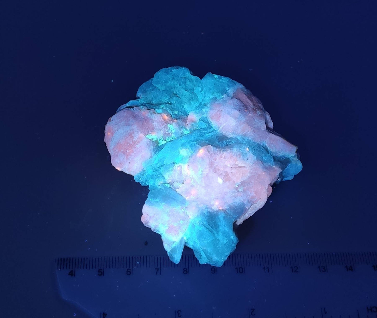 UV reactive tenebrescent Fluorescent Hackmanite with Richterite 143 grams