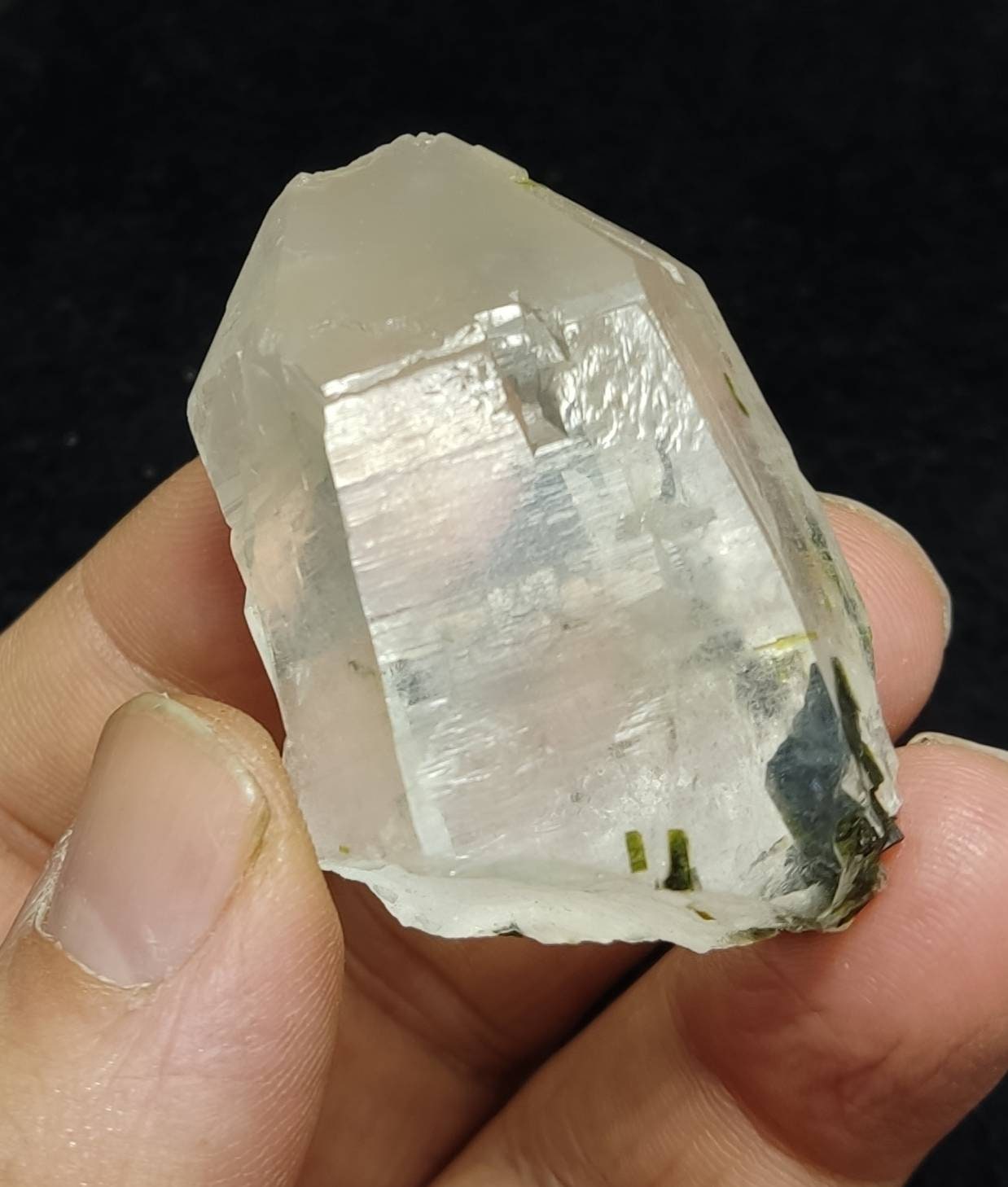 An amazing quartz crystals with Epidote inclusions 63 grams