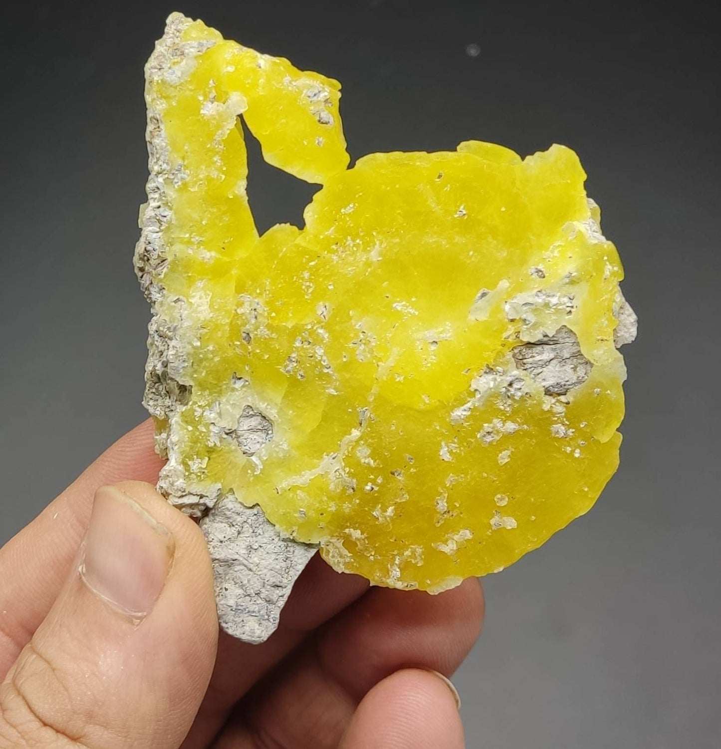 Natural yellow color Brucite crystal 61 grams