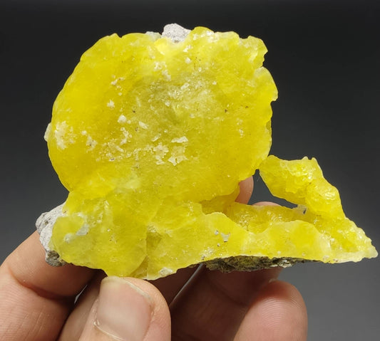 Natural yellow color Brucite crystal 61 grams