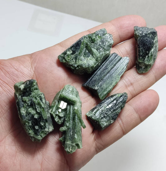 An amazing lot of diopside crystals 105 grams