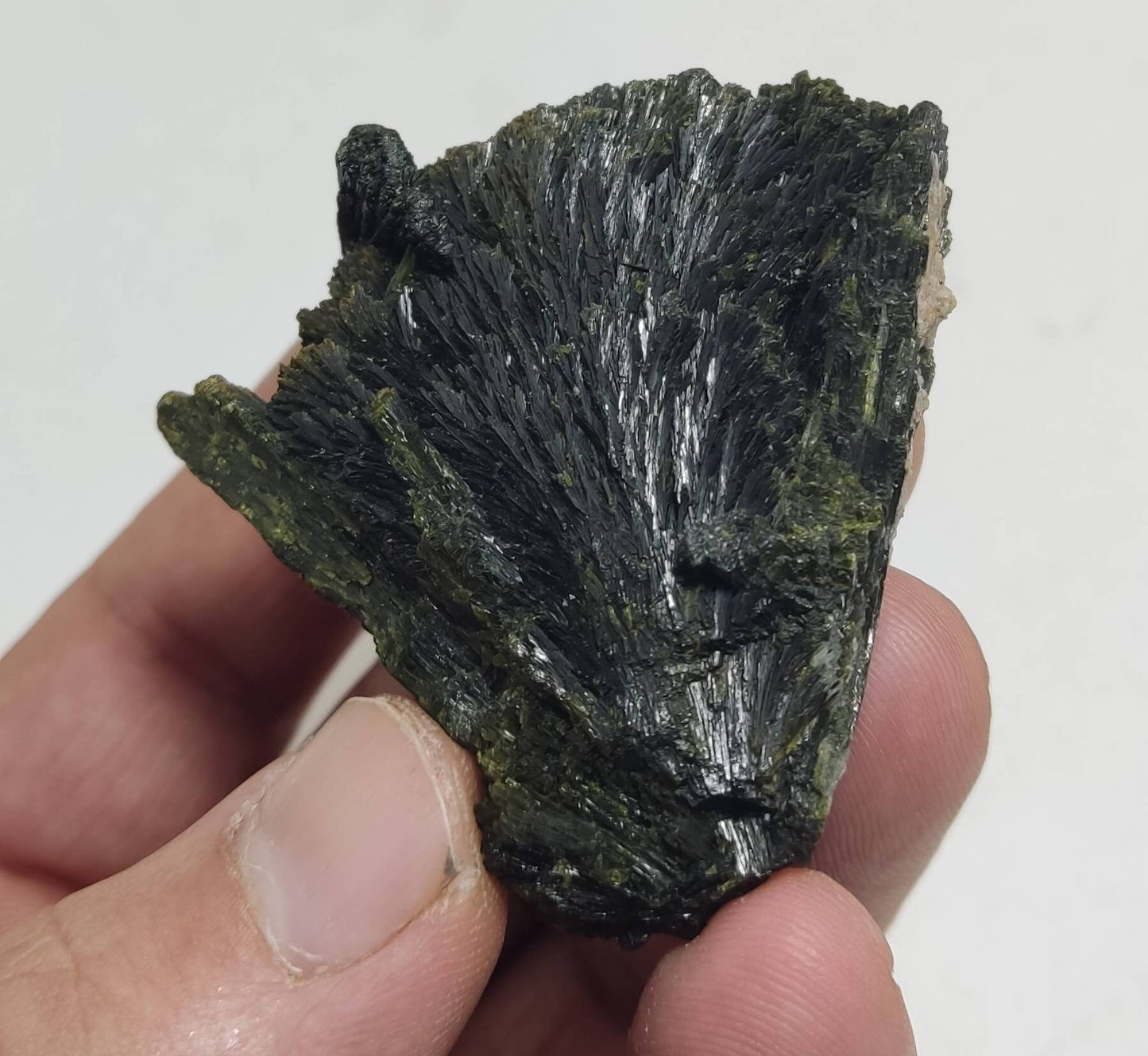 Crystal specimen of Epidote 67 grams