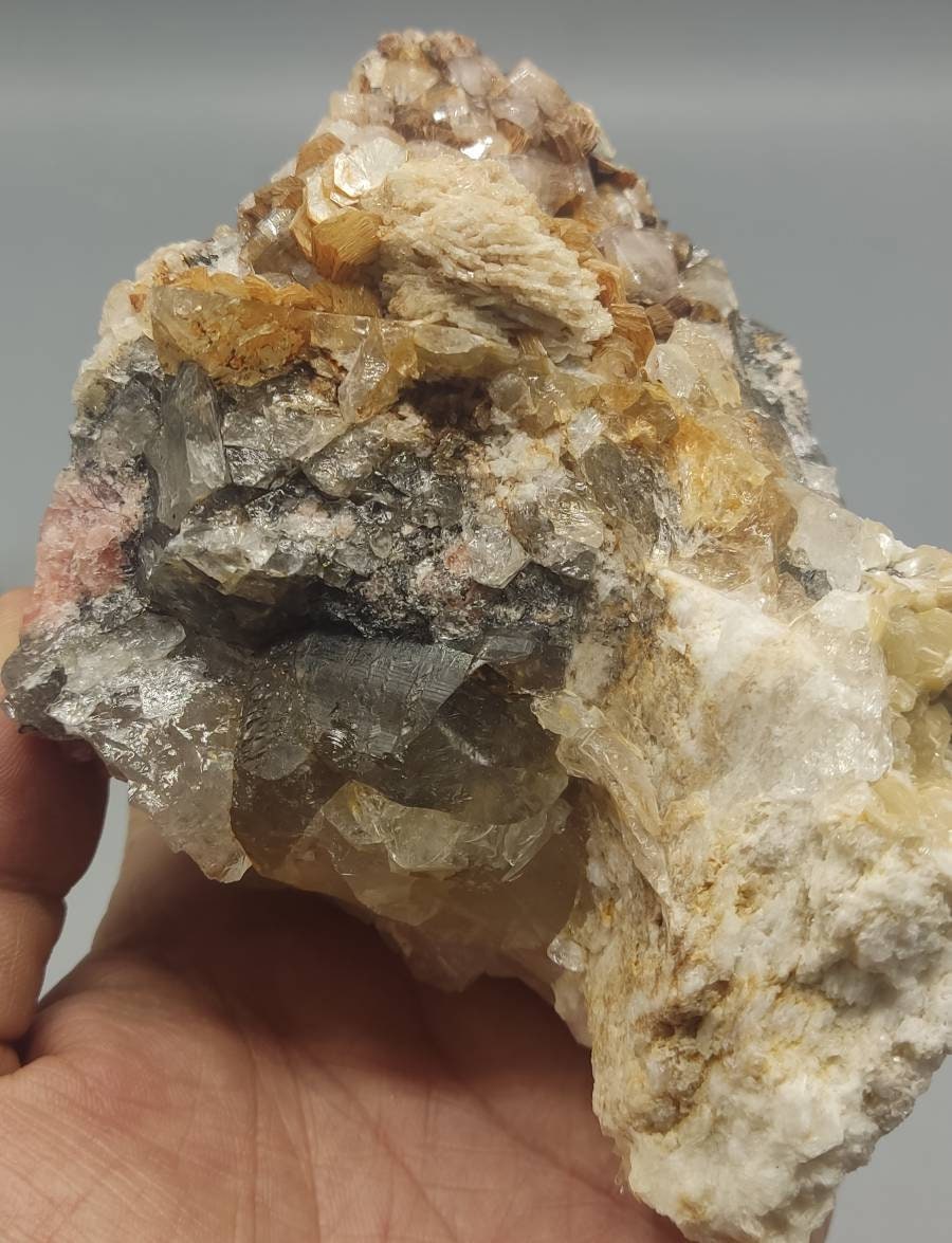 An aesthetic combo specimen of triplite, apatite, mica, quartz and albite 1050 grams