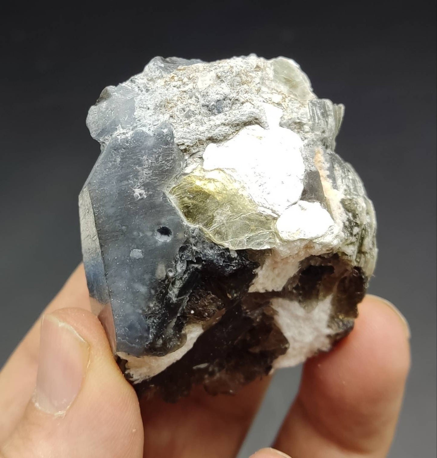 An amazing Beautiful terminated specimen of smoky quartz crystal with muscovite 112 grams