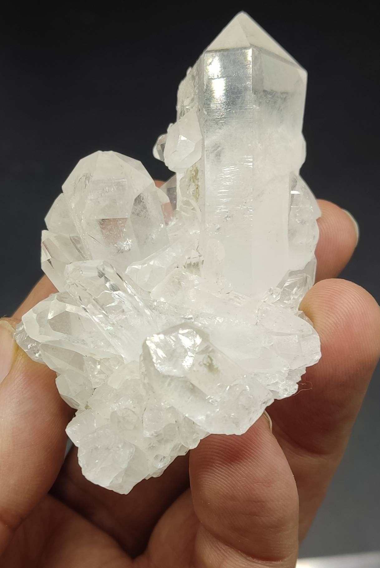 An aesthetic self standing Quartz crystal quartz cluster clear quartz natural quartz terminated quartz 118 grams