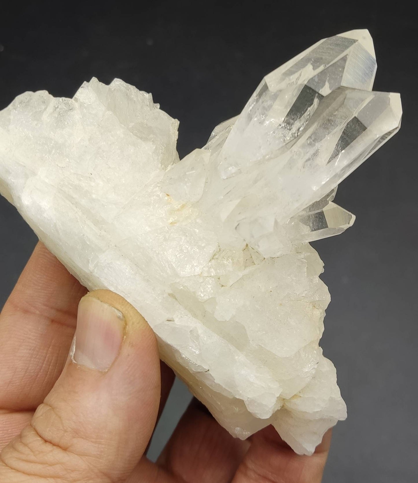 An aesthetic self standing Quartz crystal quartz cluster clear quartz natural quartz terminated quartz 237 grams