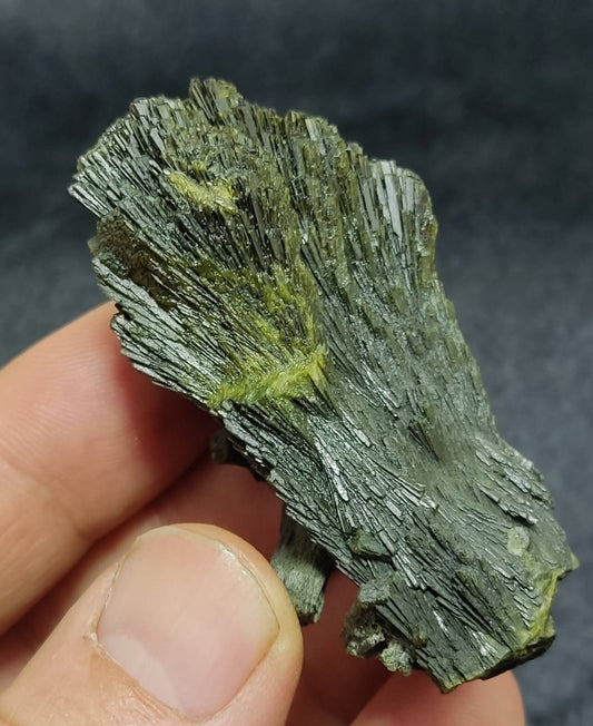 Lusterous Epidote crystal spray formations 58 grams