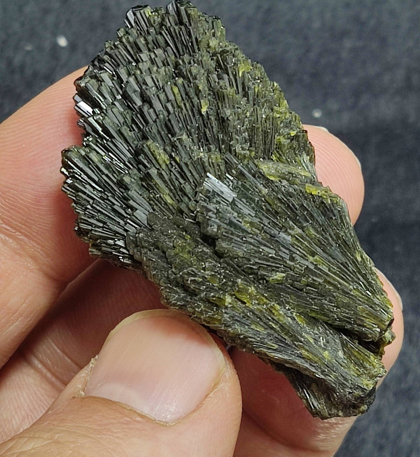 Lusterous Epidote crystal spray formations 30 grams