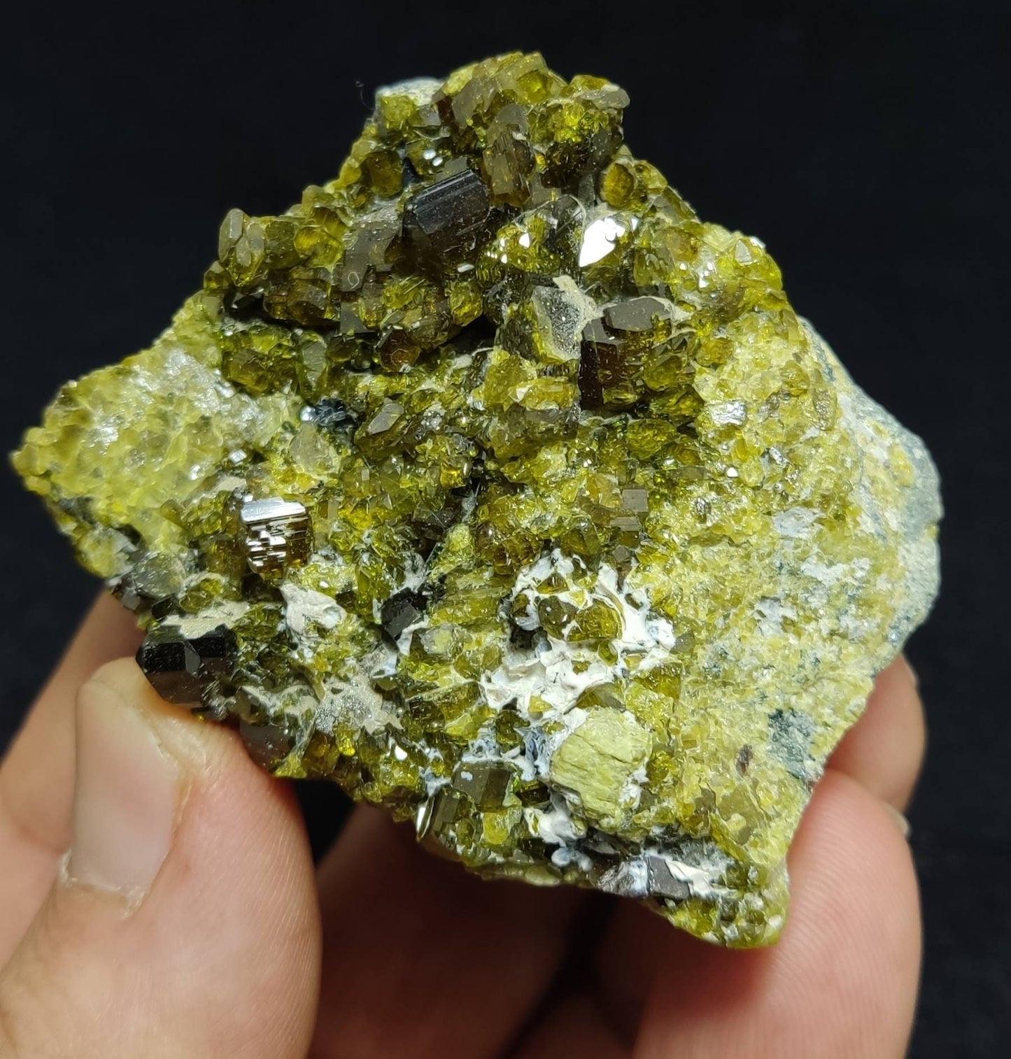 Epidotes crystals on matrix 130 grams