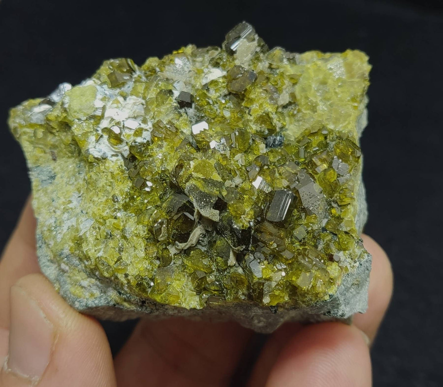 Epidotes crystals on matrix 130 grams