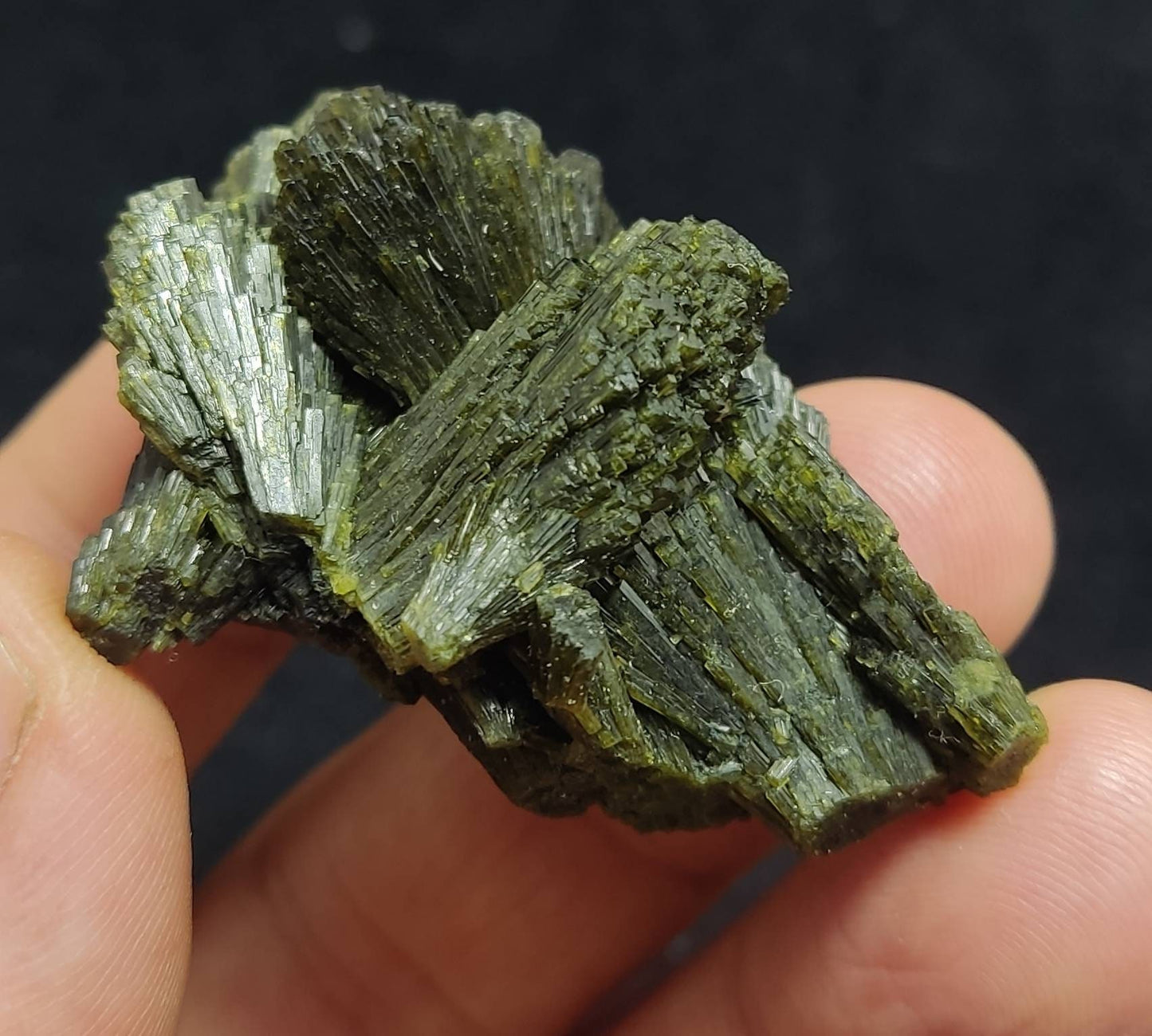 Lusterous Epidote crystal spray formations 36 grams