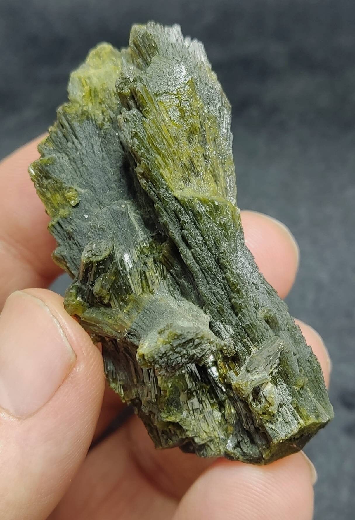 Lusterous Epidote crystal spray formations 58 grams