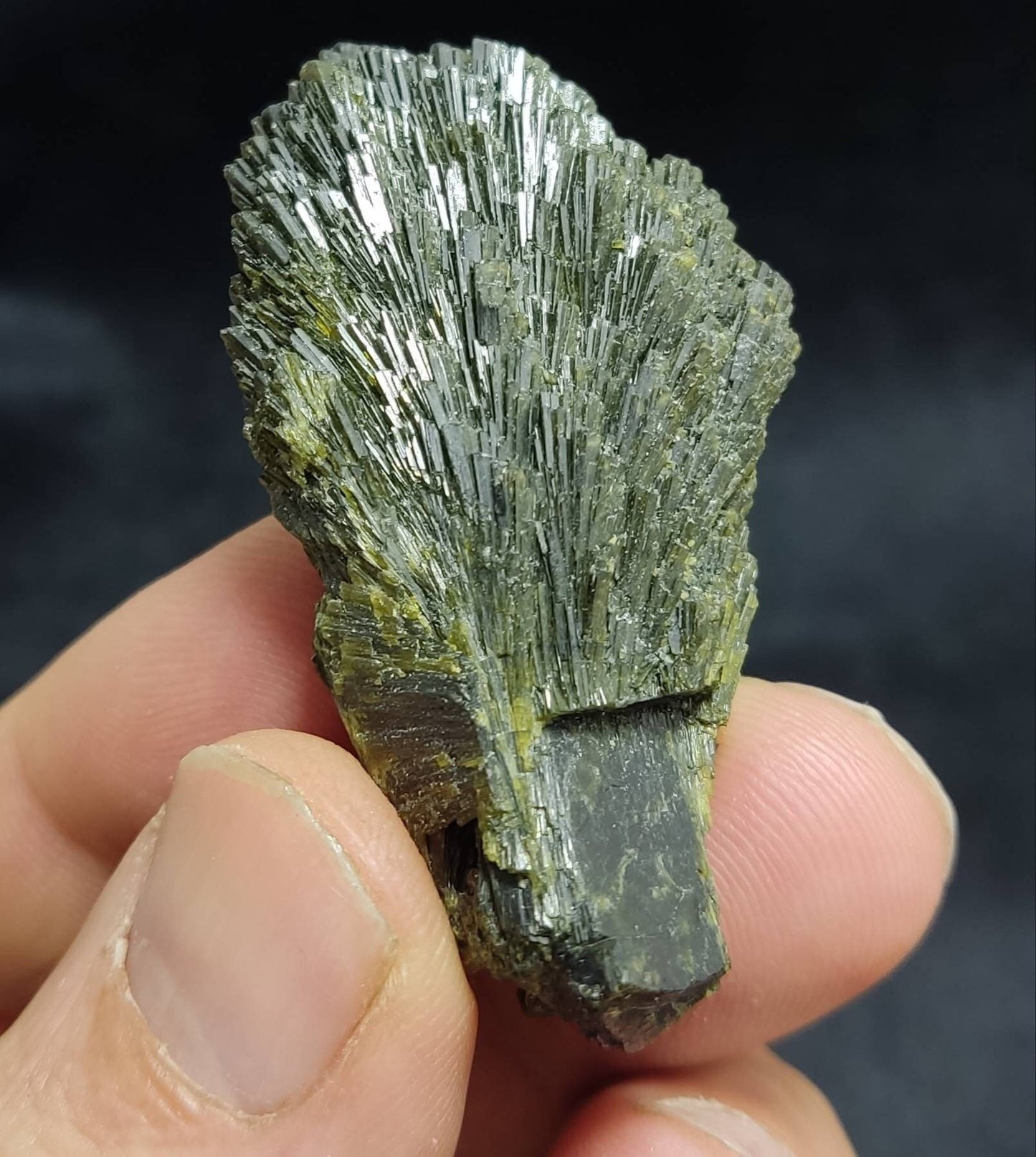 Lusterous Epidote crystal spray formations 30 grams