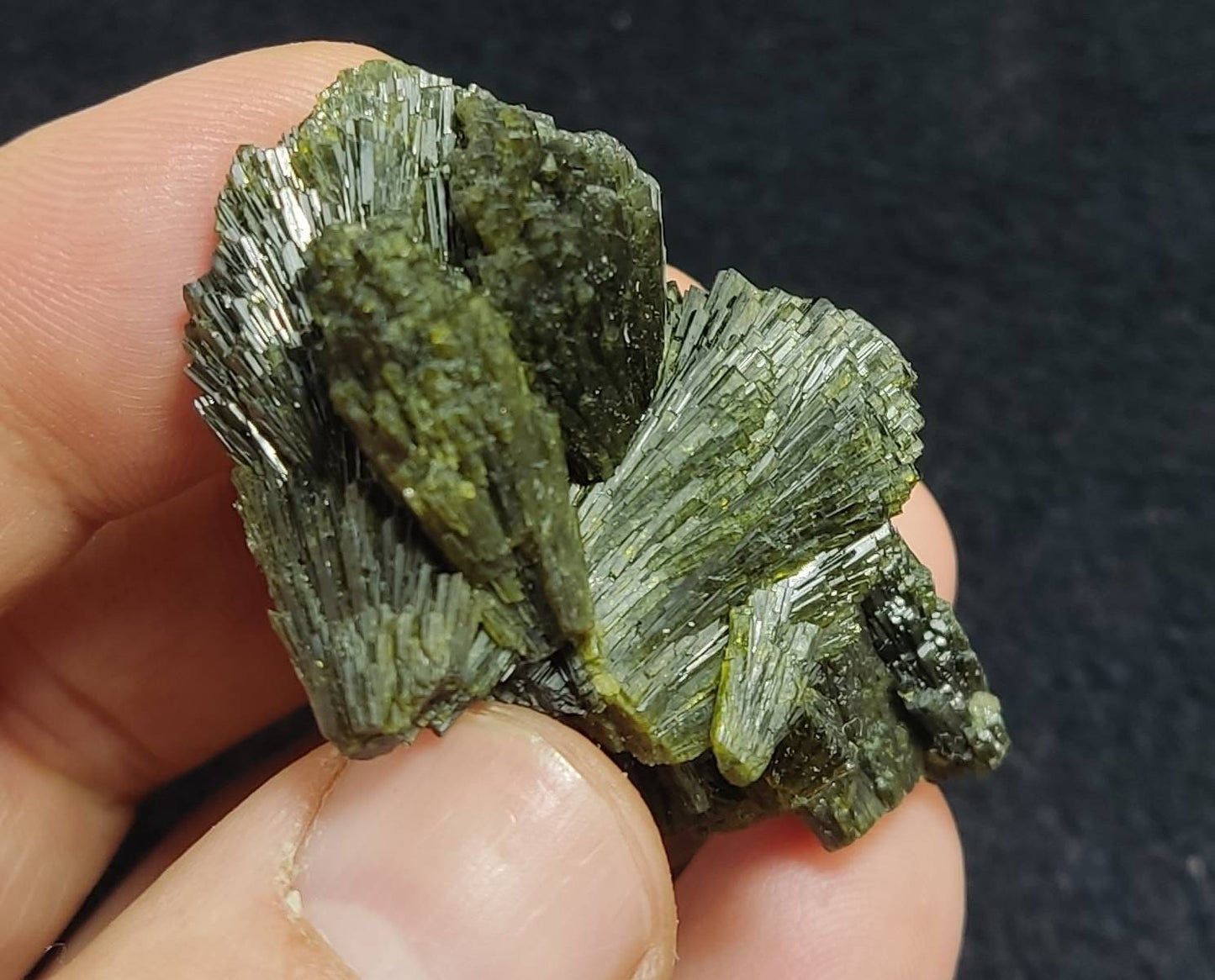 Lusterous Epidote crystal spray formations 36 grams