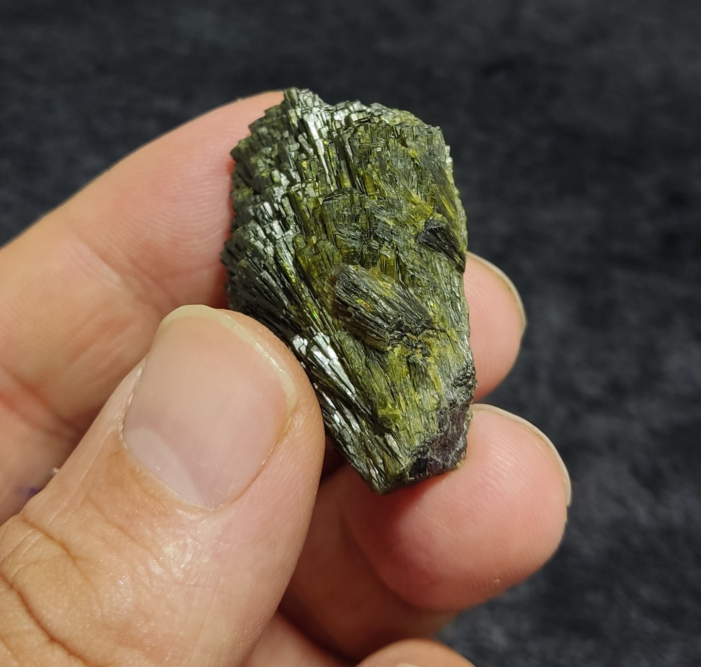 Lusterous Epidote crystal spray formations 24 grams