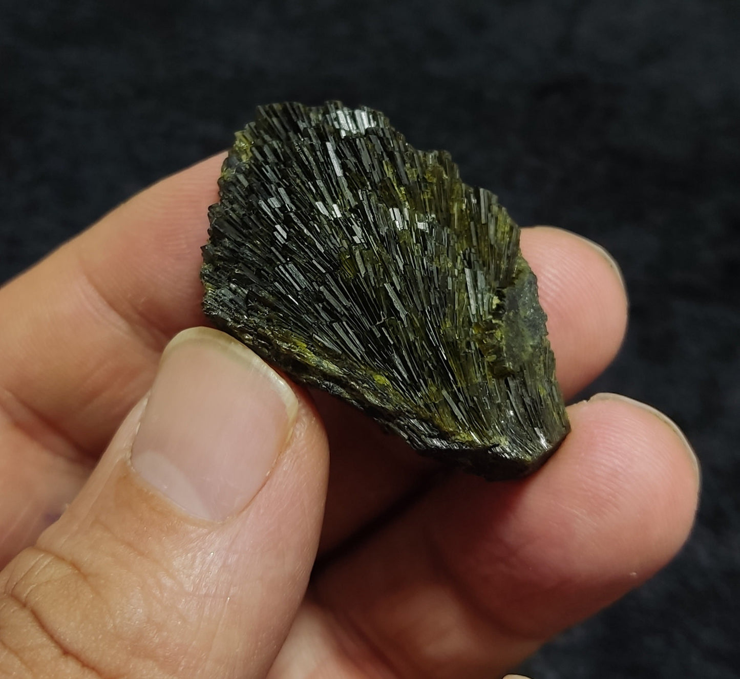 Lusterous Epidote crystal spray formations 24 grams