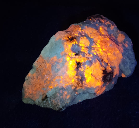 Fluorescent hackmanite in matrix 860 grams