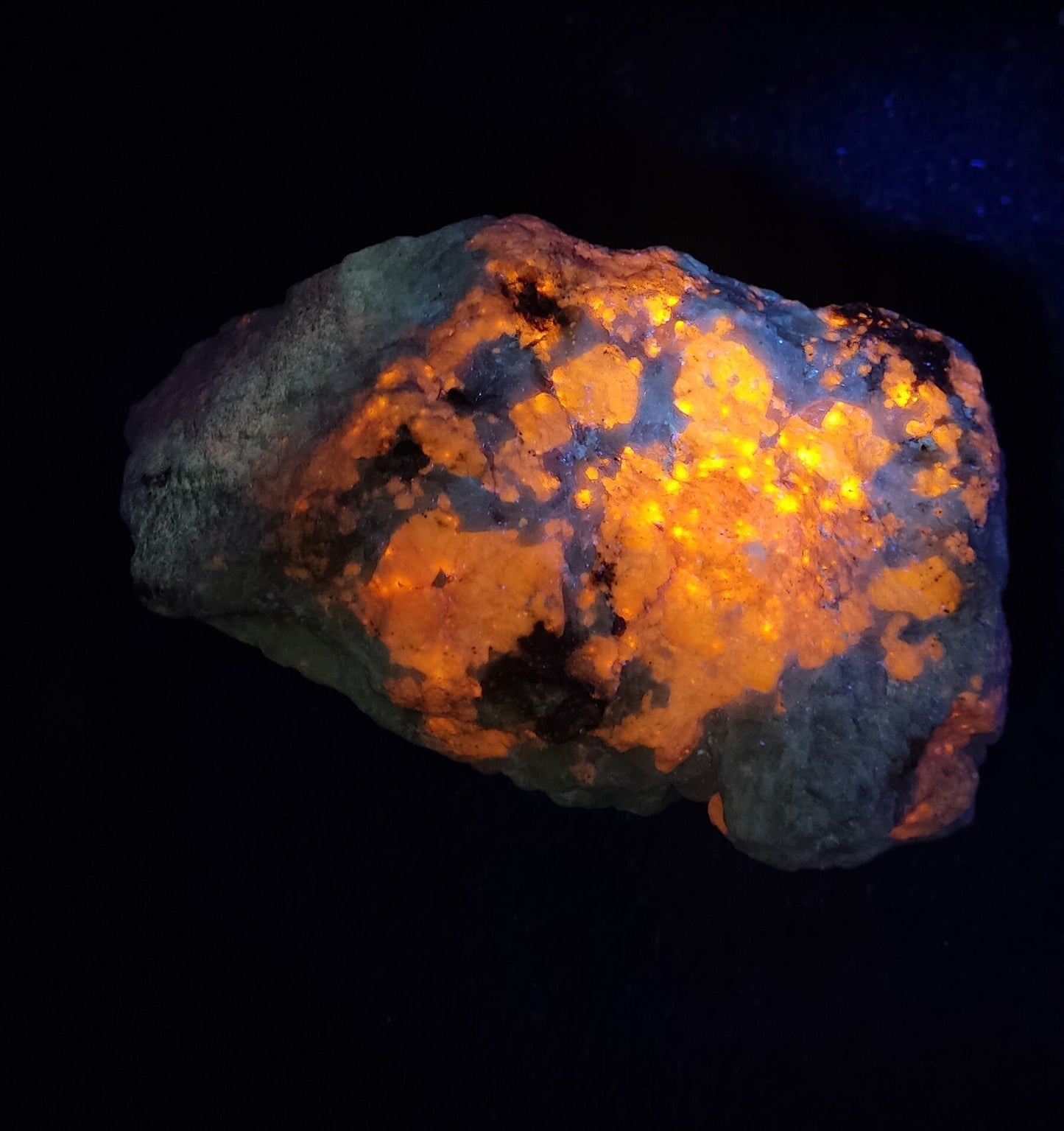 Fluorescent hackmanite in matrix 860 grams